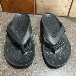 Crocs women’s  Black Flip Flops size 6